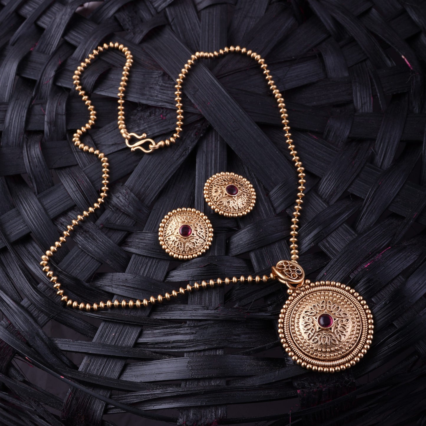 Reshmi Gold Pendent Set