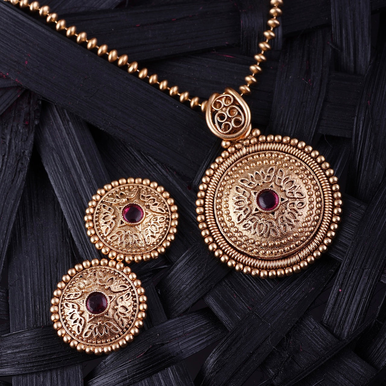 Reshmi Gold Pendent Set